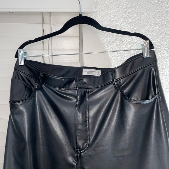 Black Vegan Leather 90s Straight Pants - Curve Love - Size 33 Short (16) - Picture 10 of 11